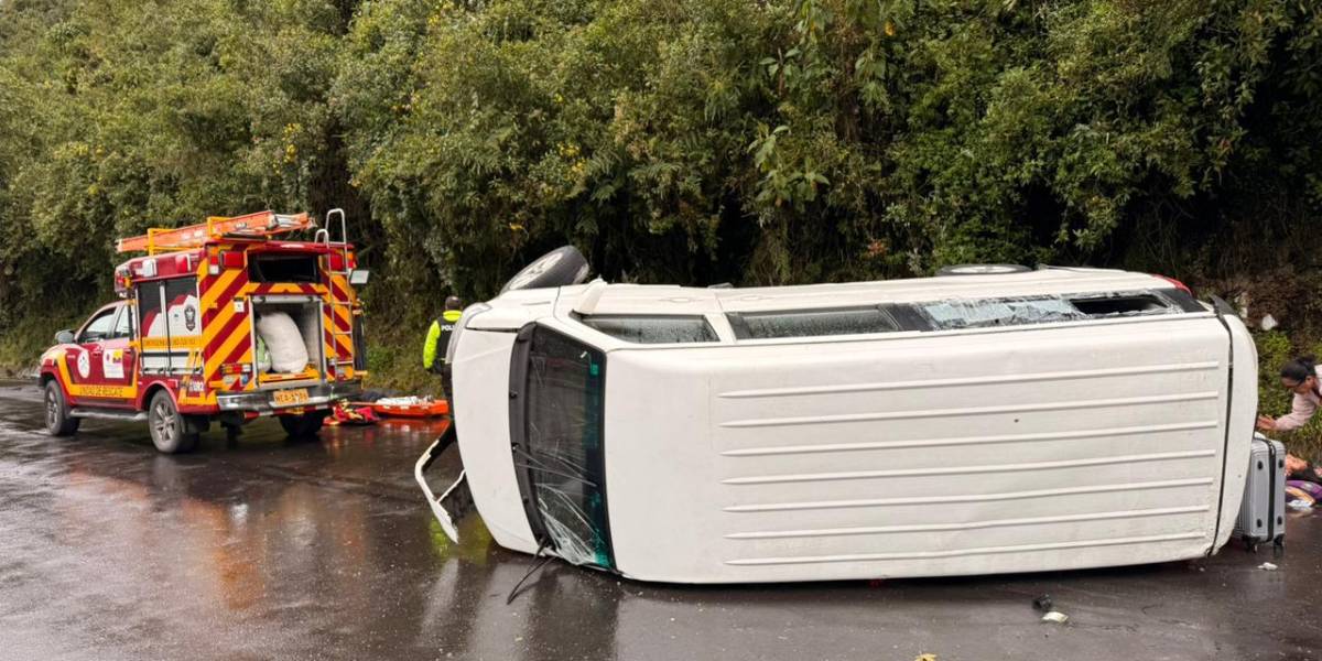 Ocho heridos tras volcamiento de una furgoneta en la vía Papalacta-La Virgen