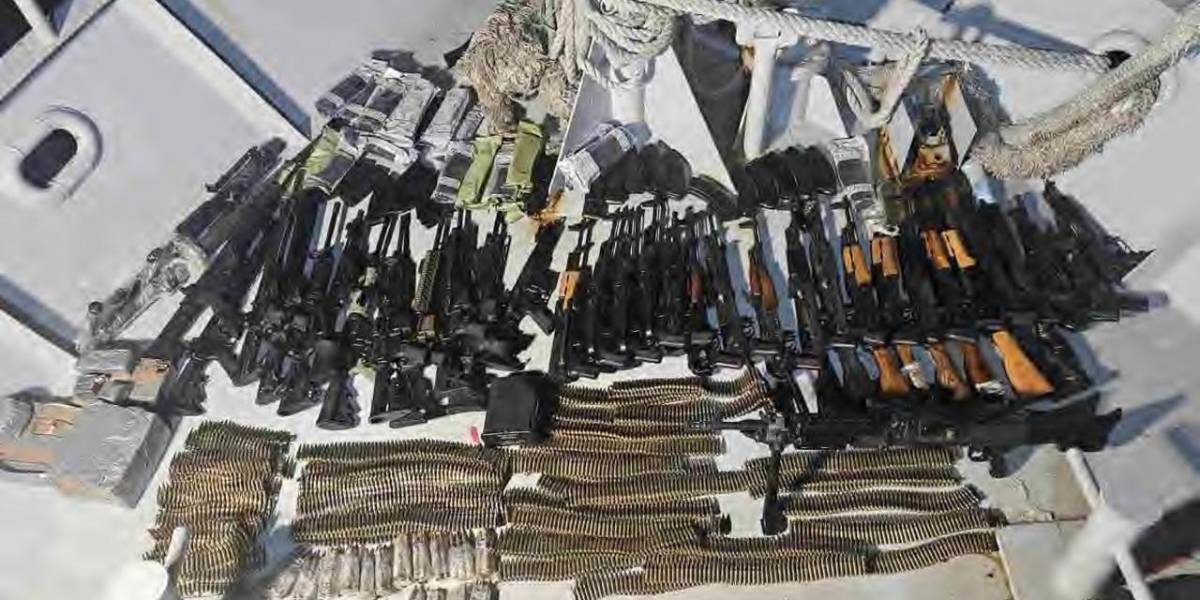 La Marina de El Salvador decomisa más de 30 armas largas provenientes de México que pretendían llegar a Ecuador