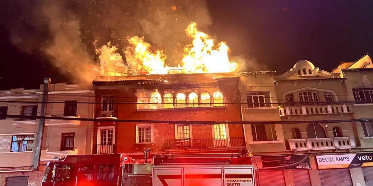 Una casa abandonada de tres pisos se incendió en San Juan, en el Centro Histórico de Quito