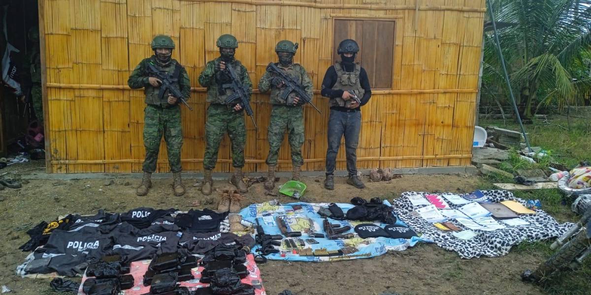 Cinco presuntos integrantes de Los Lobos fueron detenidos en Manabí con armas, municiones y prendas policiales