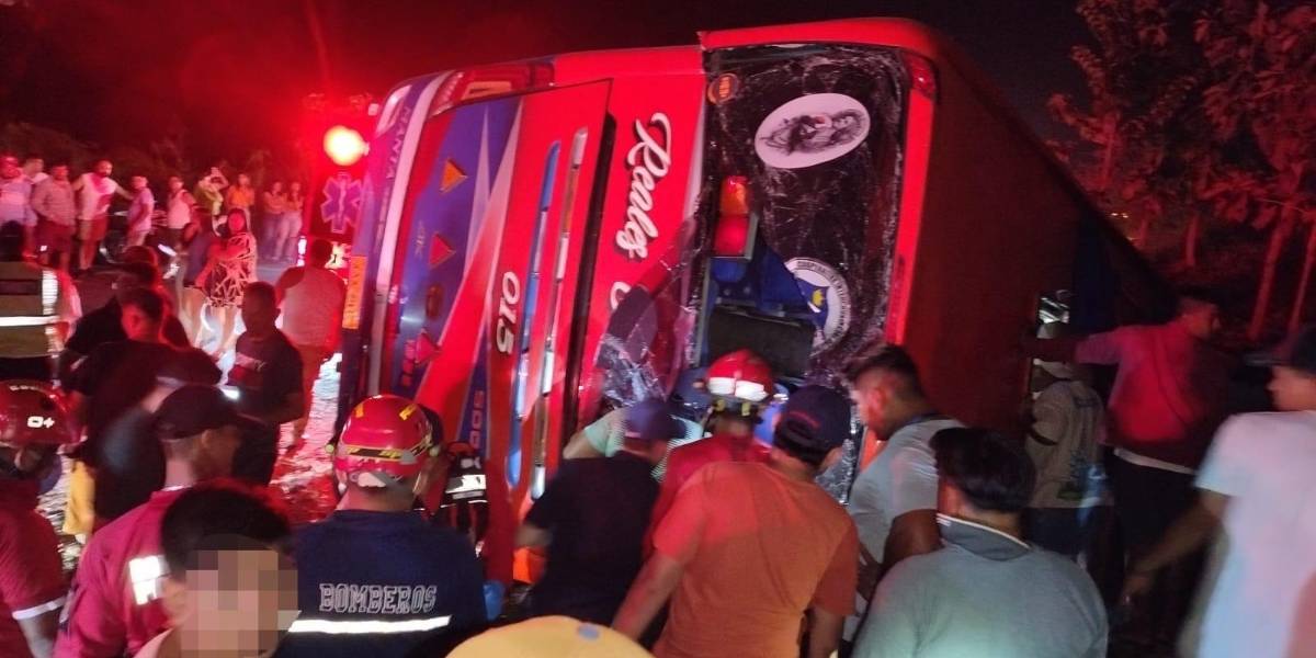Tres muertos y 15 heridos tras el volcamiento de un bus en El Empalme, Guayas