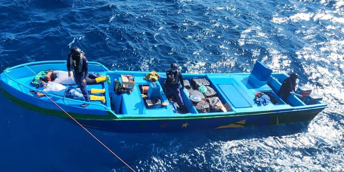 Operativo en altamar deja dos detenidos y 31 bultos con droga decomisados en Santa Elena