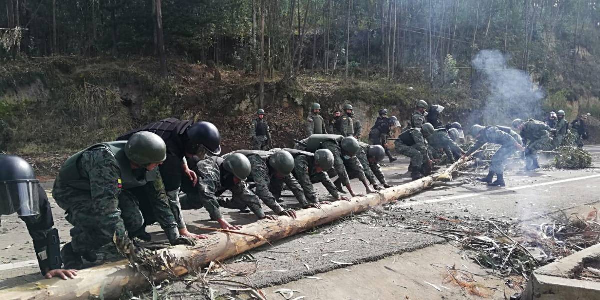 La vía Cayambe-Quito está cerrada por manifestaciones