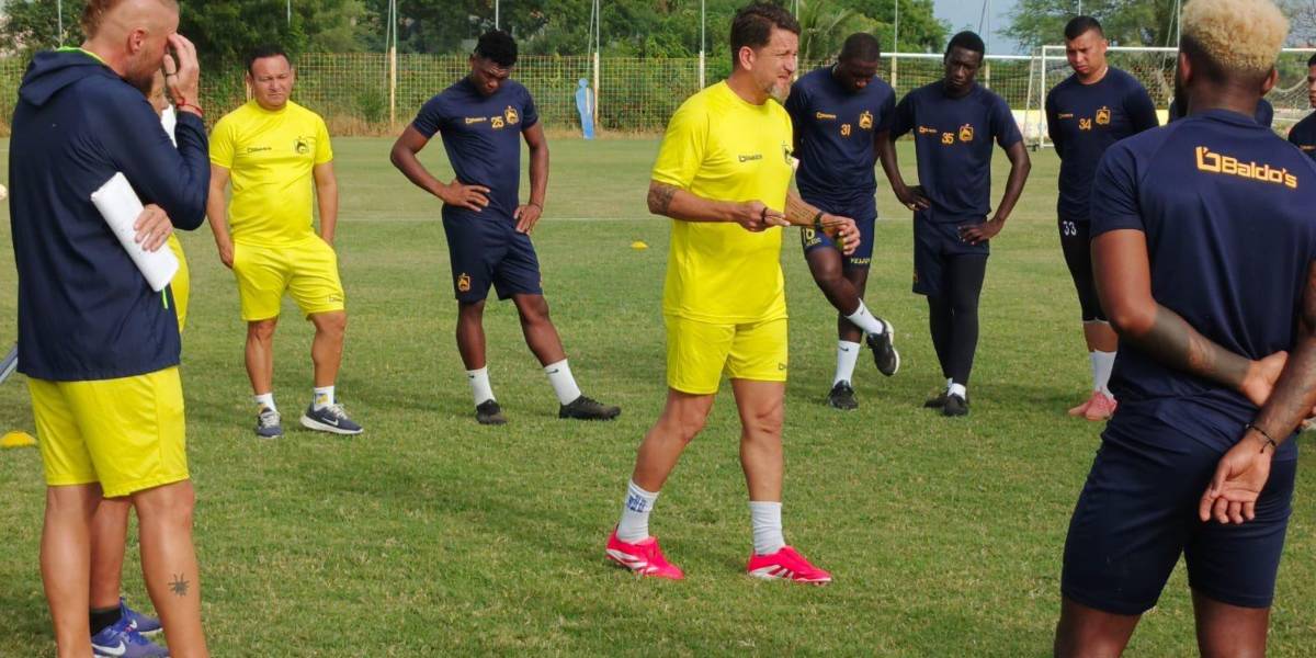 Patricio Urrutia ya dirigió su primera práctica con Delfín SC