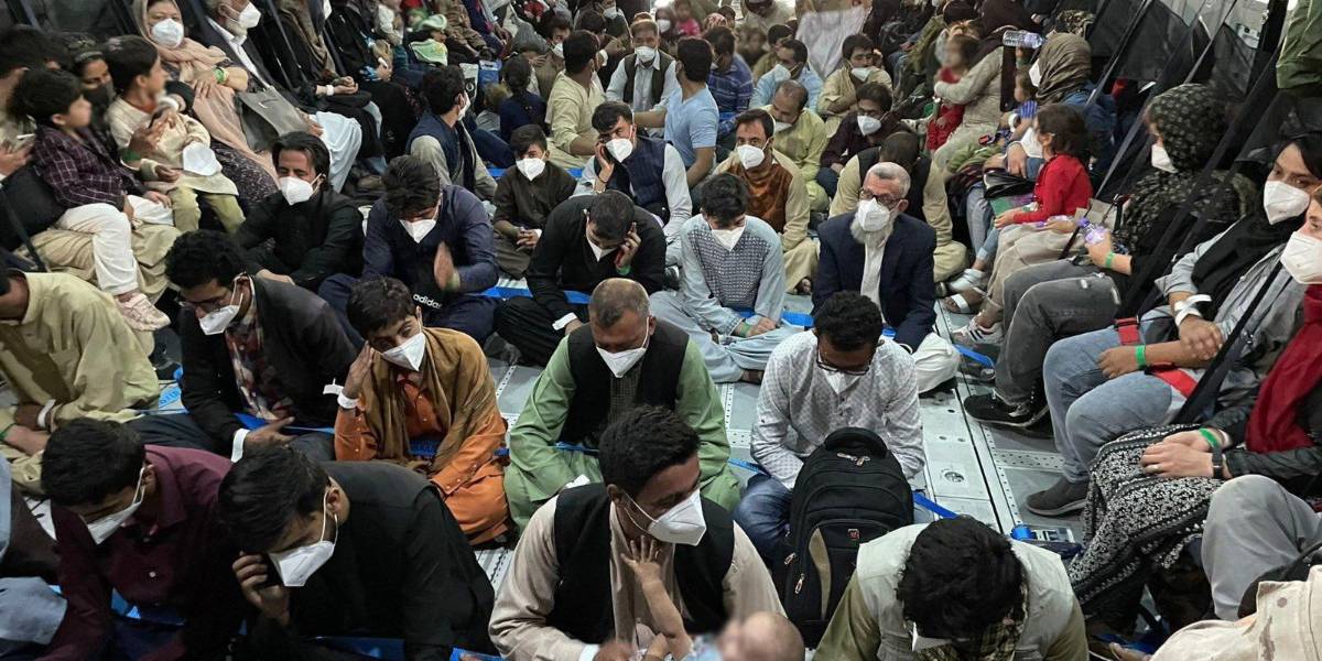 Ecuador debe definir aún el número de afganos que acogerá, dice ministro