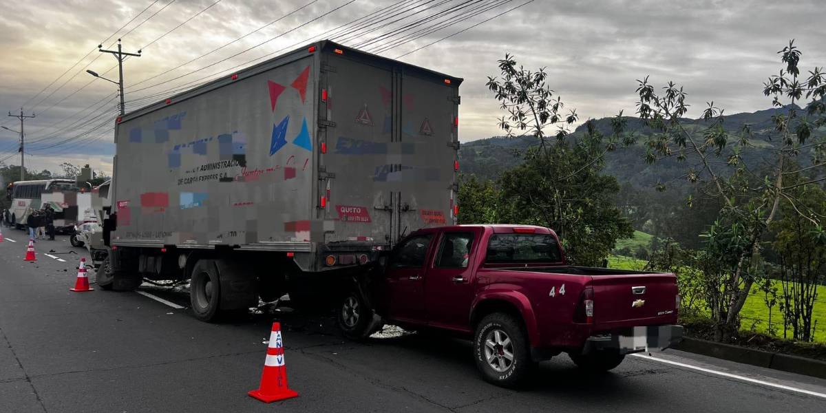 Un triple choque en Alóag, cantón Mejía, deja al menos un muerto y tres heridos