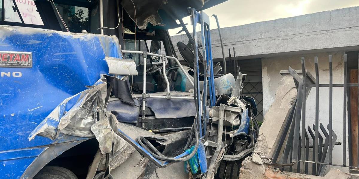 Quito: un bus se estrelló contra cinco casas; el conductor se fugó