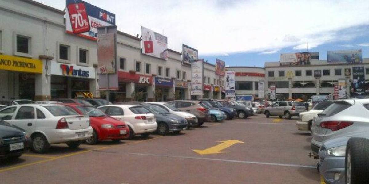 Roban a una persona que salía de un banco, en un centro comercial, ubicado en el norte de Quito