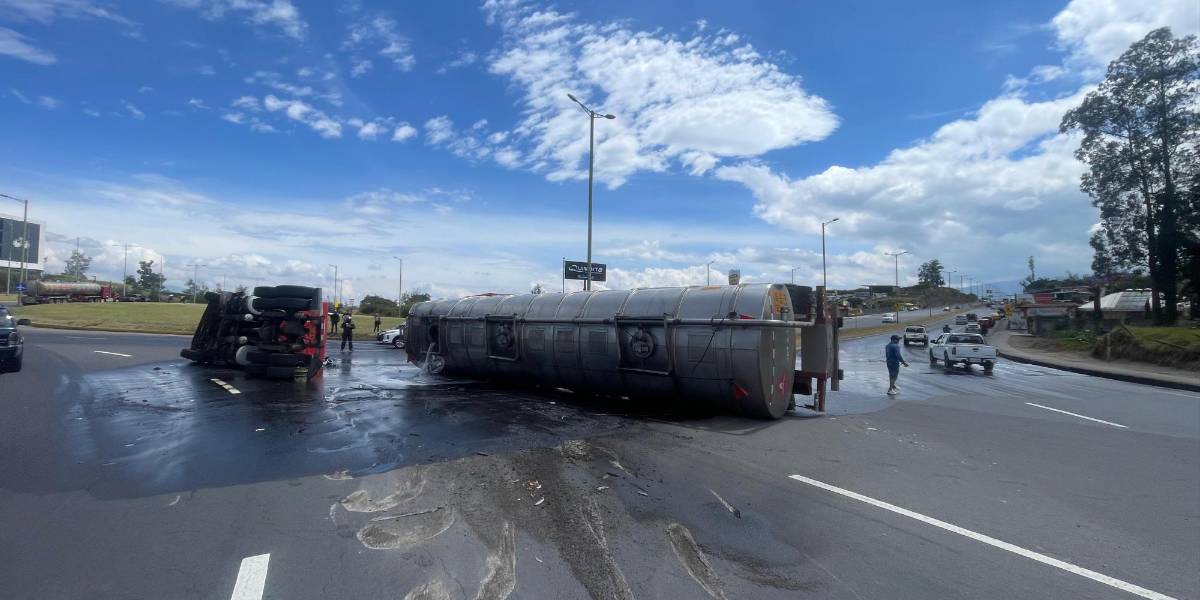 El paso por el redondel de Tababela, habilitado tras el volcamiento de un tanquero de combustible
