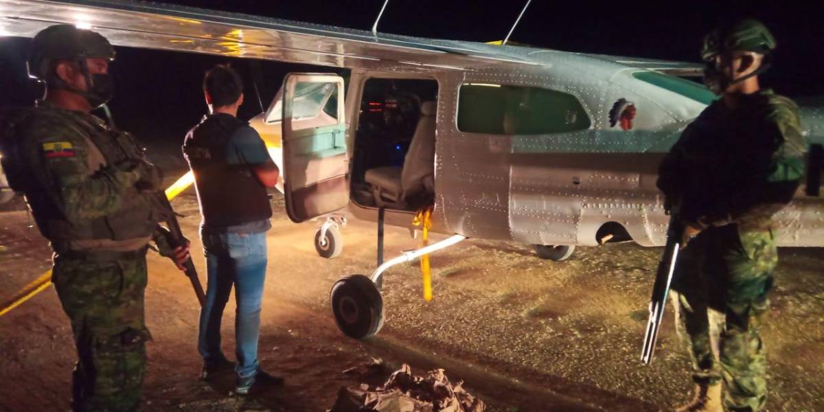 Autoridades hallan avioneta con droga junto a pista clandestina en Santa Elena