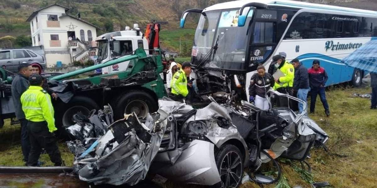 Un auto termina debajo de un bus cerca de Ambato y deja un muerto y cuatro heridos