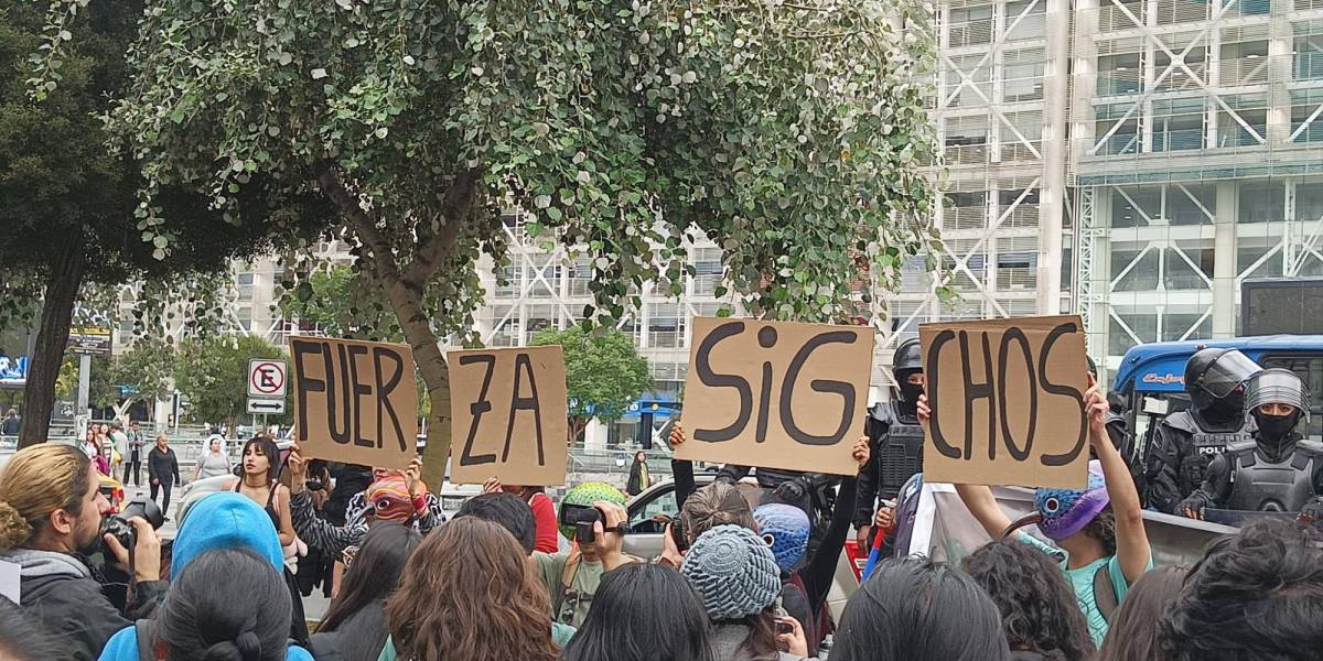 Un grupo antiminero realiza un plantón frente a la Embajada de Canadá en Quito