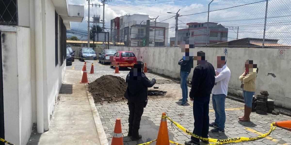 Quito | Las lluvias y el sismo produjeron un hundimiento en una casa de salud
