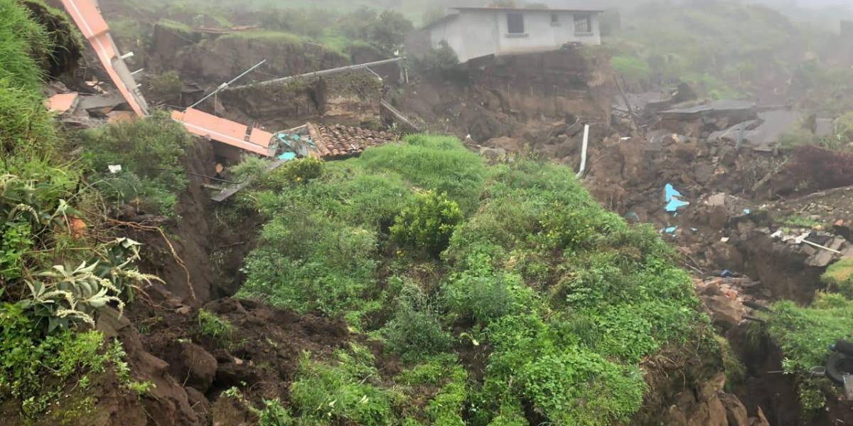 Evacuan a decenas de familias tras masivo deslizamiento en la provincia de Imbabura