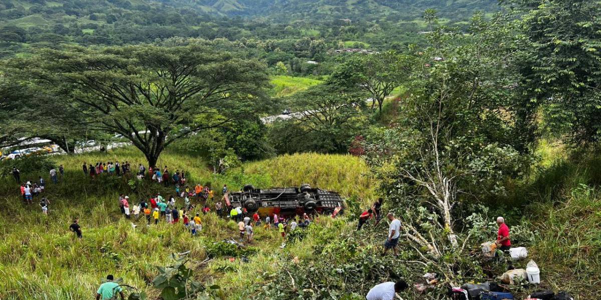 Un bus cae a un barranco en Flavio Alfaro, Manabí, y deja 2 muertos y 40 heridos