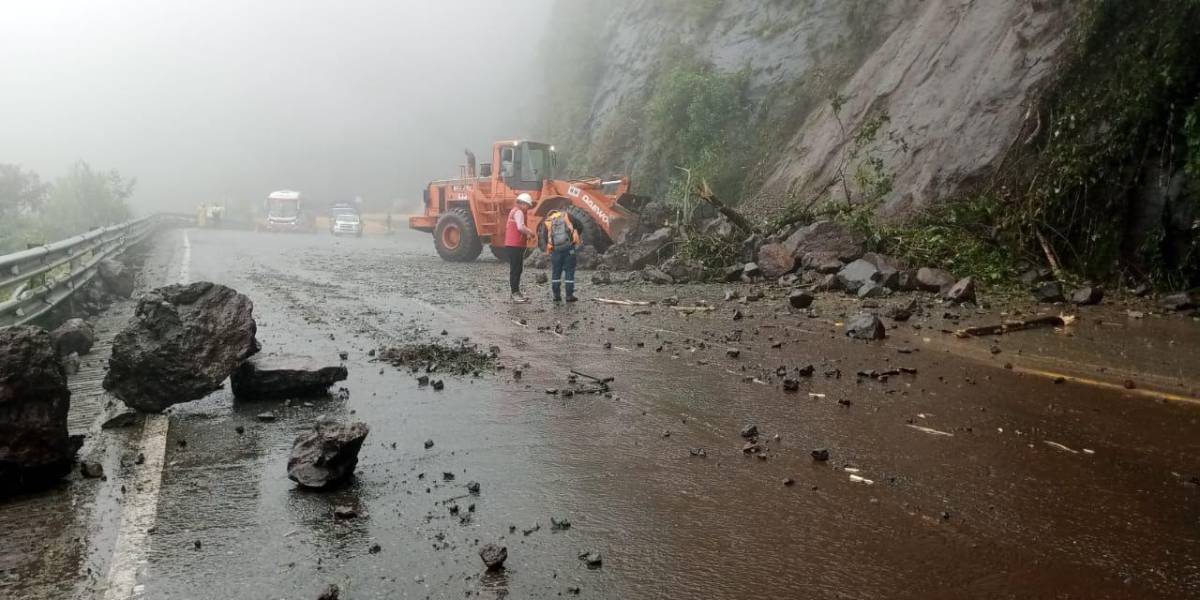 Un derrumbe de rocas en la Alóag-Santo Domingo provoca el cierre parcial de un tramo de la vía