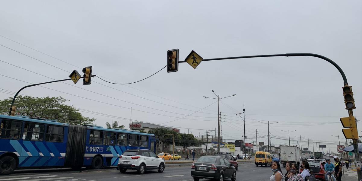 Tragedia en Guayaquil: un vendedor informal muere por una bala perdida afuera de una parada de la Metrovía