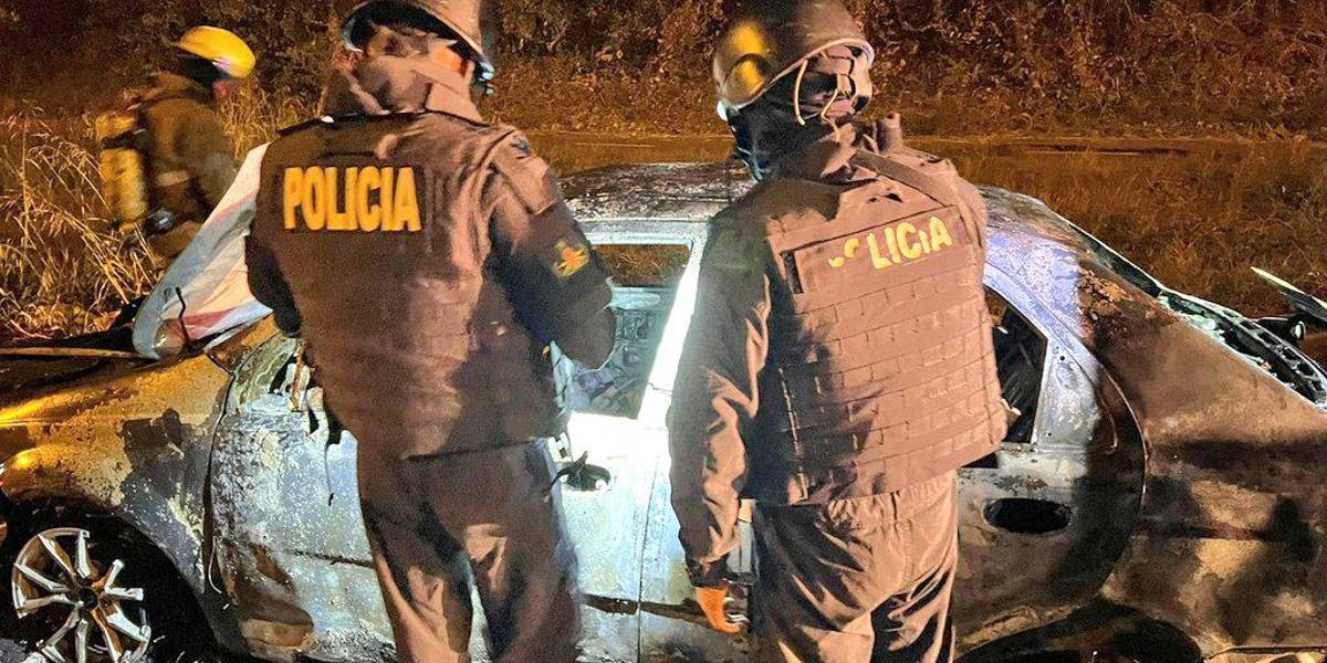Guayaquil: un vehículo en llamas provocó alarma en la vía a la Costa