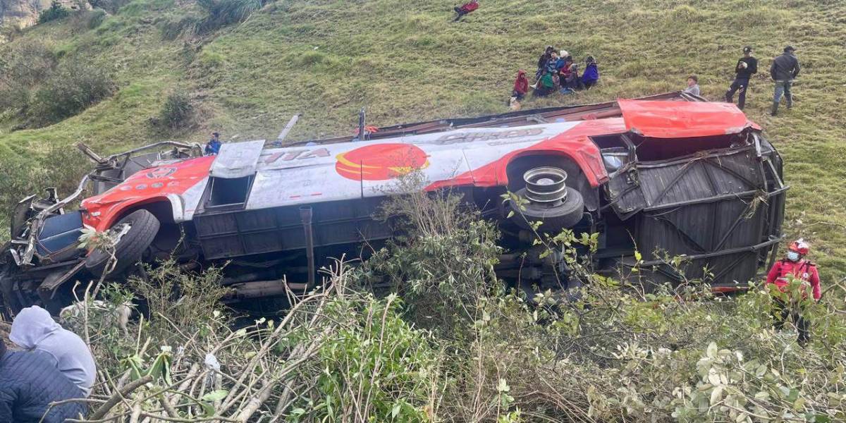 Siniestro mortal en Chimborazo: el conductor del bus huyó del lugar