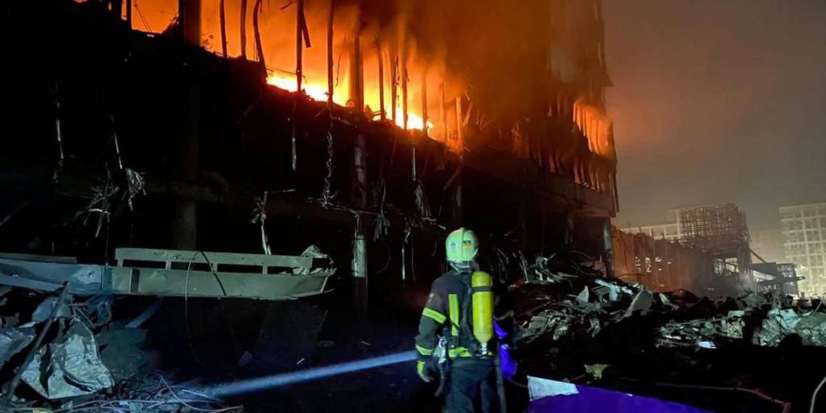 Al menos 8 muertos en bombardeo contra centro comercial en Ucrania