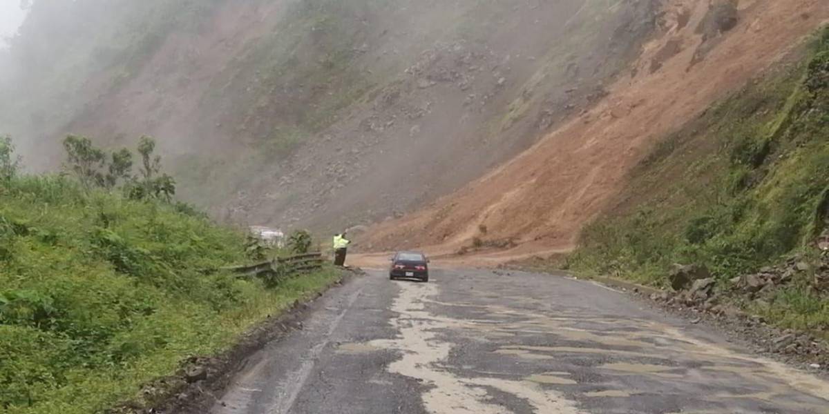 La vía Cuenca-Molleturo se encuentra cerrada en el km 90 por un deslizamiento de tierra
