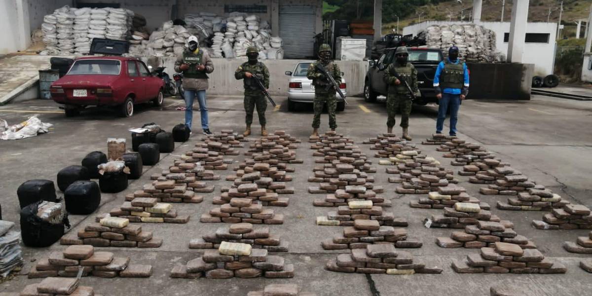 Encuentran 590 bloques de cocaína en una vivienda, en Carchi