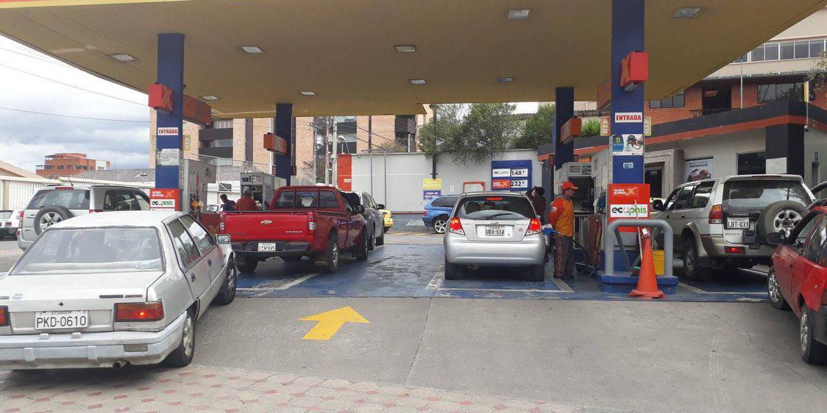 Cuenca: el abastecimiento de gasolina se restablece de a poco y con largas filas
