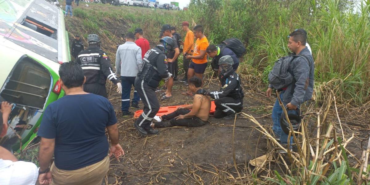 Un fallecido y cuatro heridos deja el volcamientode un bus en El Triunfo, Guayas
