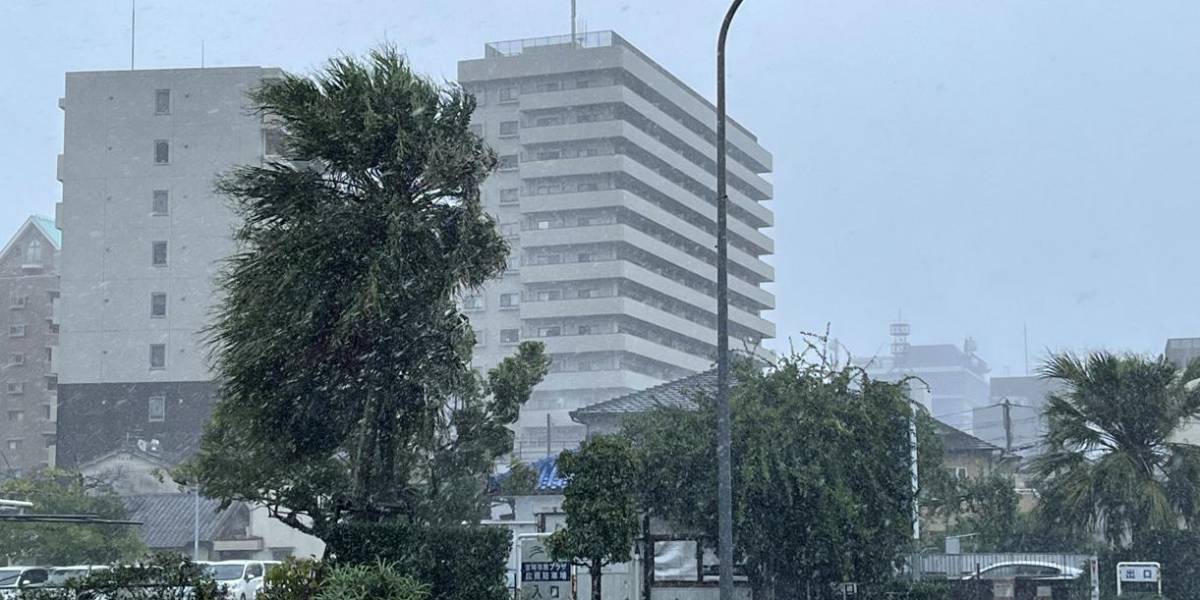 El tifón Nanmadol deja dos muertos y una docena de heridos en el sur de Japón