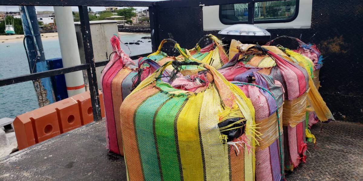 La Armada intercepta 45 bultos de cocaína en el mar de las Islas Galápagos