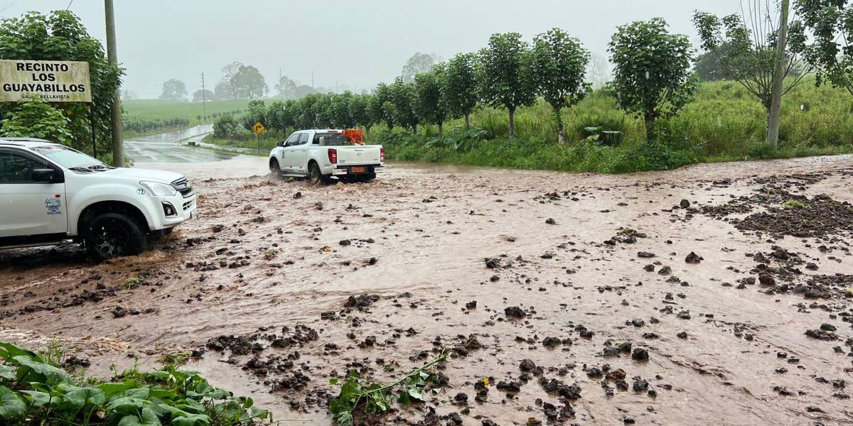 Las intensas lluvias en la isla Santa Cruz, en Galápagos, dejan inundaciones y una familia evacuada