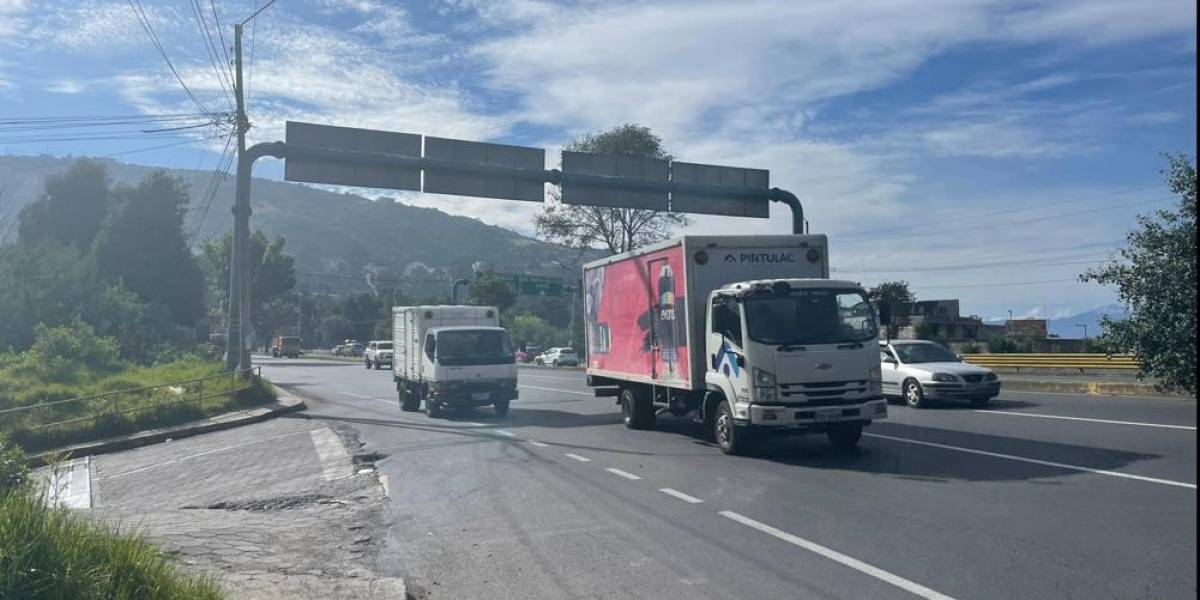 Quito: la circulación está habilitada en la avenida Simón Bolívar tras sinietro vehicular
