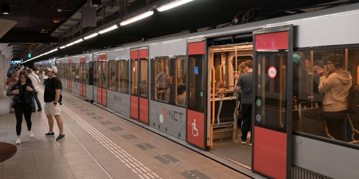 Anciana de 82 años es agredida brutalmente en el metro de Ámsterdam tras intentar evitar que un hombre ingrese sin pagar