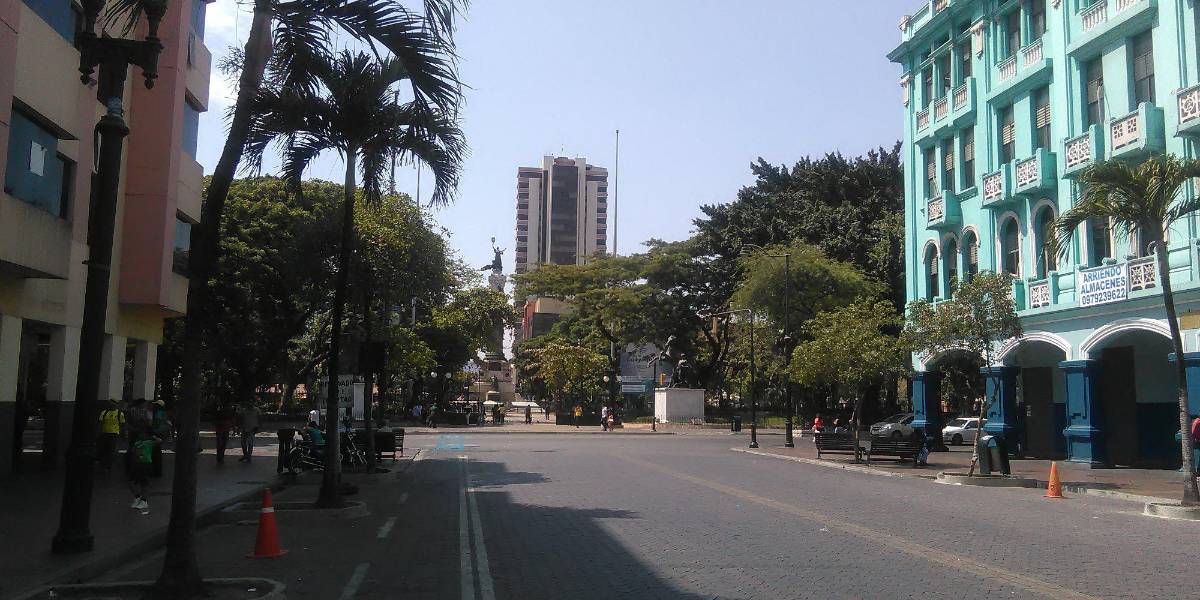 La avenida 9 de Octubre, la principal arteria vial del centro de Guayaquil, golpeada por la inseguridad