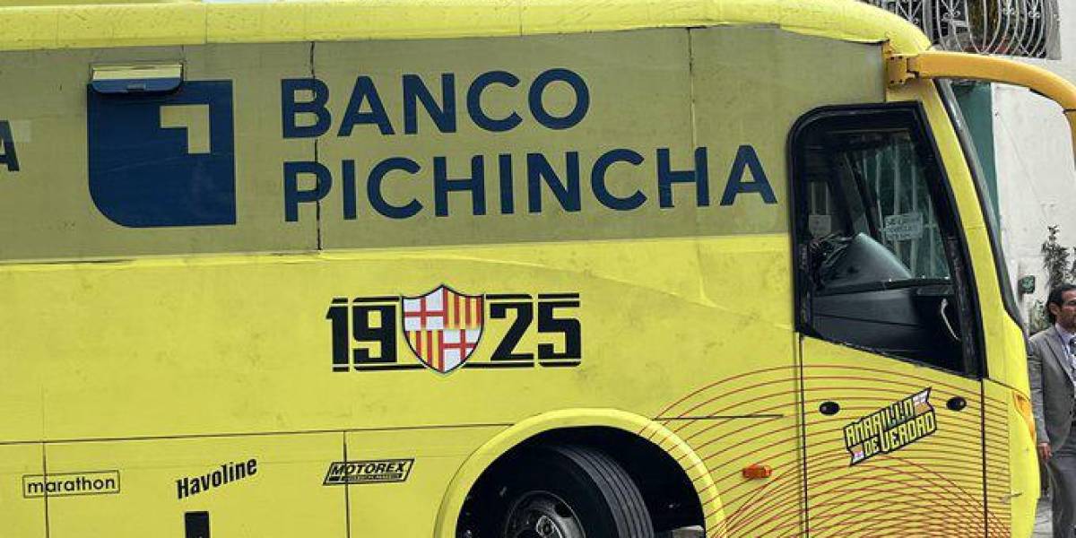 El bus de Barcelona SC llegó al estadio George Capwell con los vidrios rotos