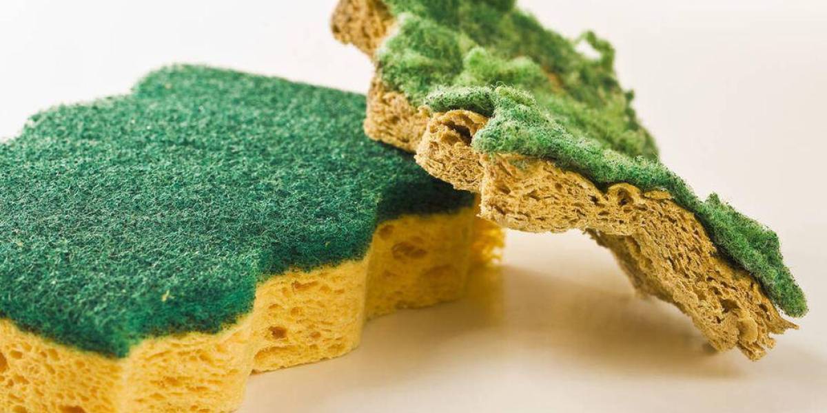 Cómo lavar la esponja de cocina para que no se convierta en un caldo de cultivo de gérmenes