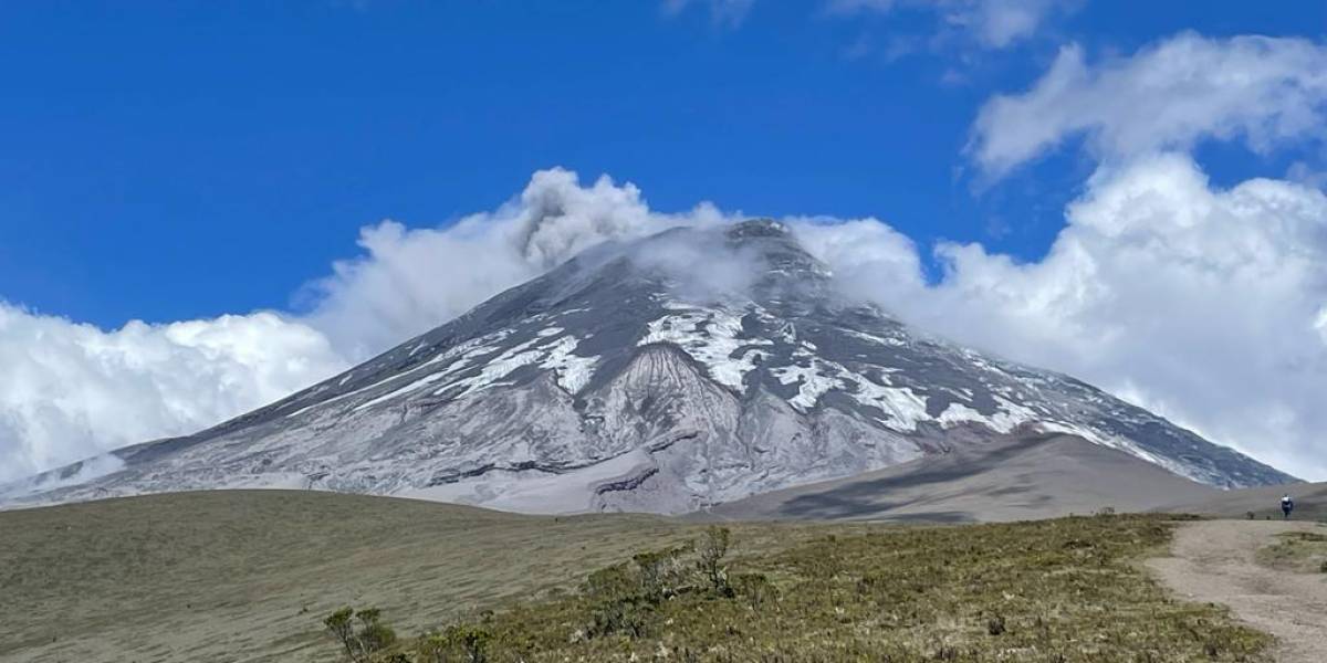 Volcán Cotopaxi lanza nueva columna de ceniza que alcanza los 3 kilómetros