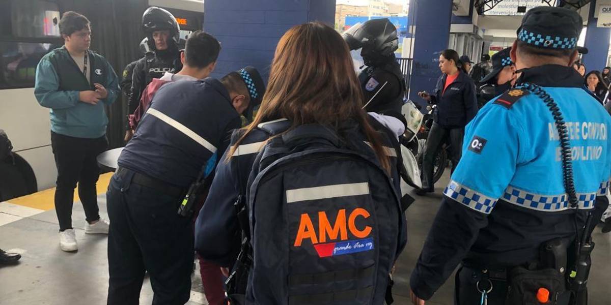 Un hombre amenaza a agentes municipales de Quito: Yo soy líder de Los Lobos