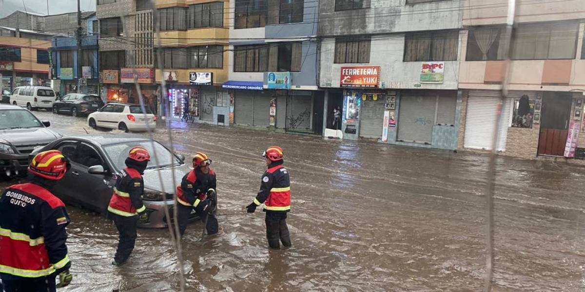 Quito: las fuertes lluvias con granizada provocaron acumulaciones de agua en varios sectores del sur