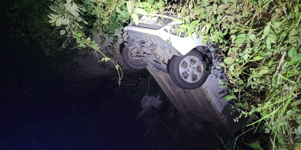 Quito: automóvil cayó al interior de una quebrada en Perucho