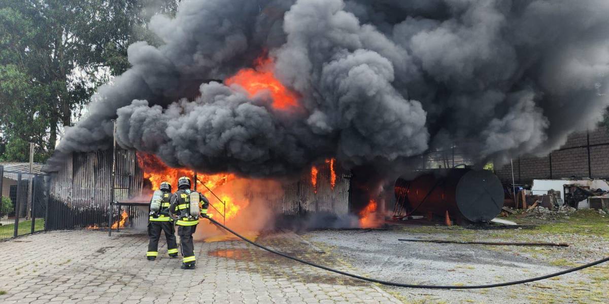 Quito: un incendio se reportó a la altura del puente 6 de la autopista General Rumiñahui