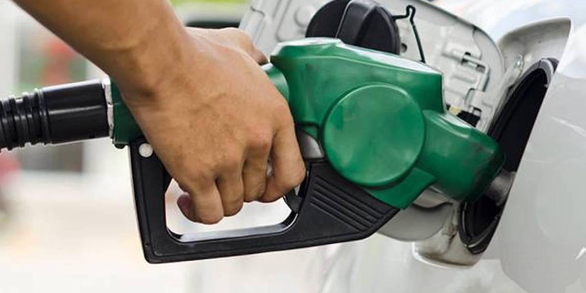 Lasso oficializa el nuevo precio de los combustibles a través del Decreto 467