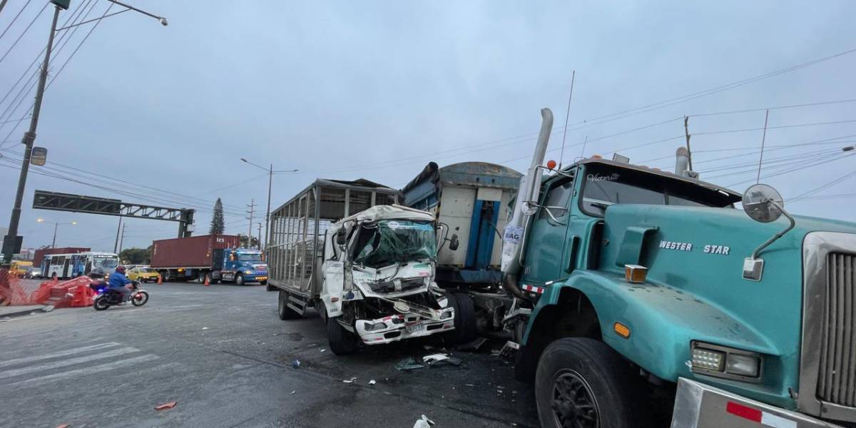 Un camión y un tráiler se chocaron en la Vía a Daule, norte de Guayaquil