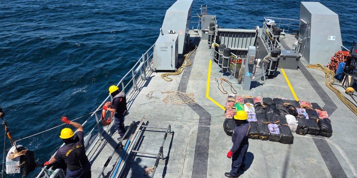 64 bultos con droga fueron incautados en zona rocosa de Galápagos