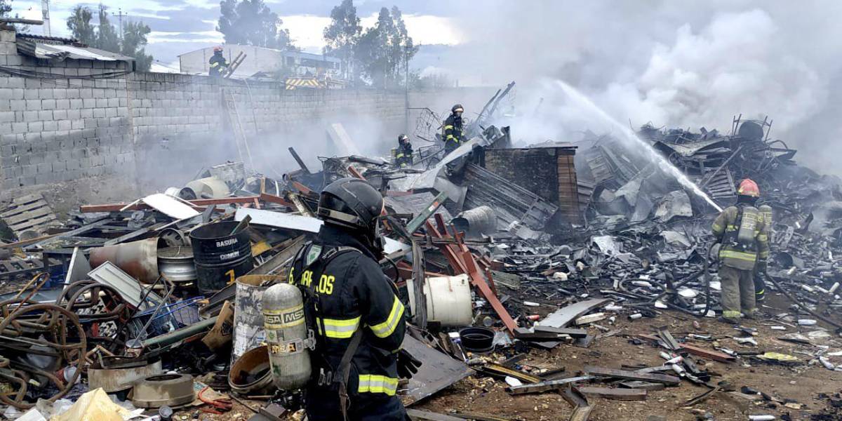 Dos incendios en Quito la tarde de este 27 de abril
