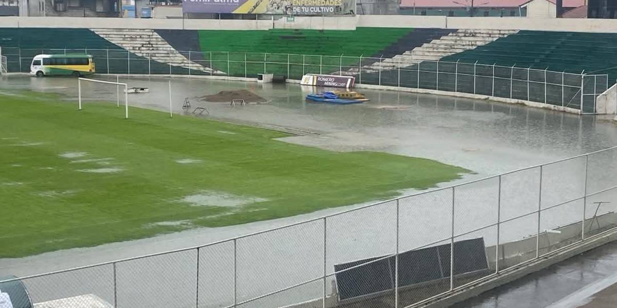 Cancha del estadio 9 de Mayo amaneció inundada por las fuertes lluvias en Machala