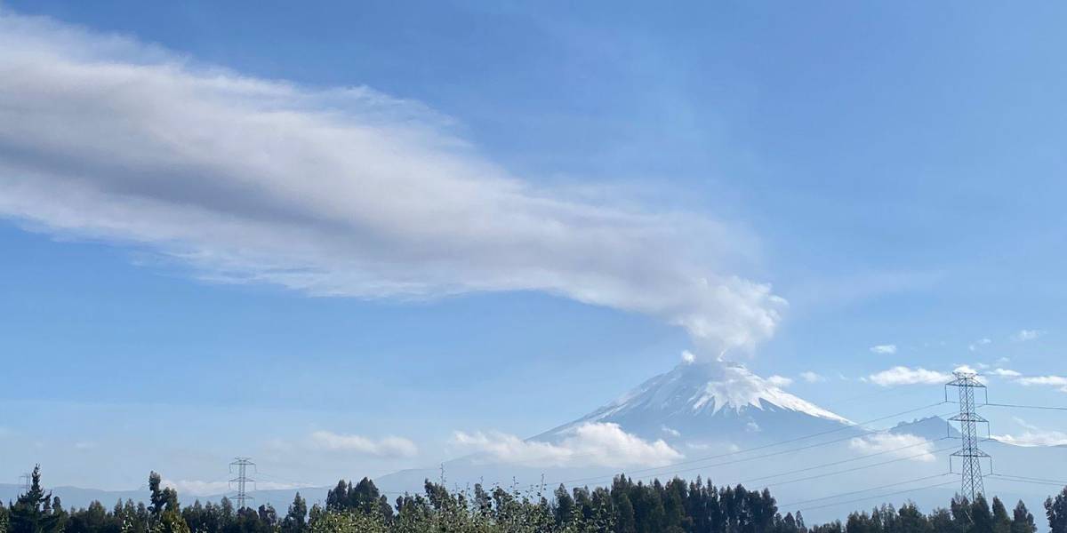 Volcán Cotopaxi registra señal de tremor por emisión de gases y ceniza