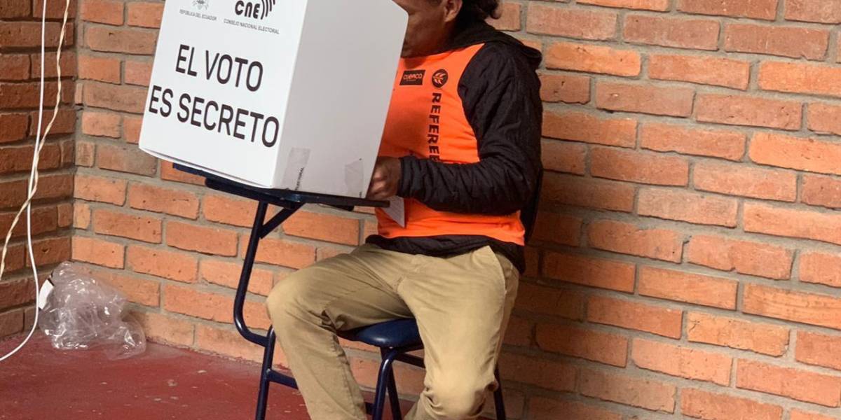 Elecciones Ecuador 2023: el proceso electoral arrancó con el voto de las personas privadas de libertad