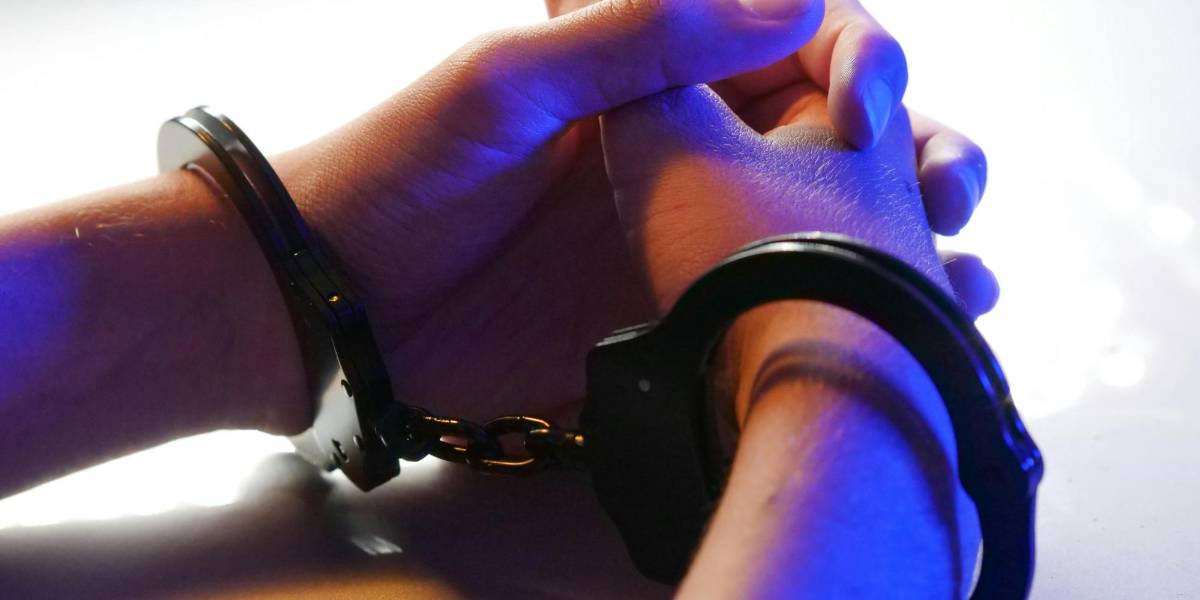 Guayaquil | Un sujeto fue detenido por quemar desechos en la Plaza San Francisco