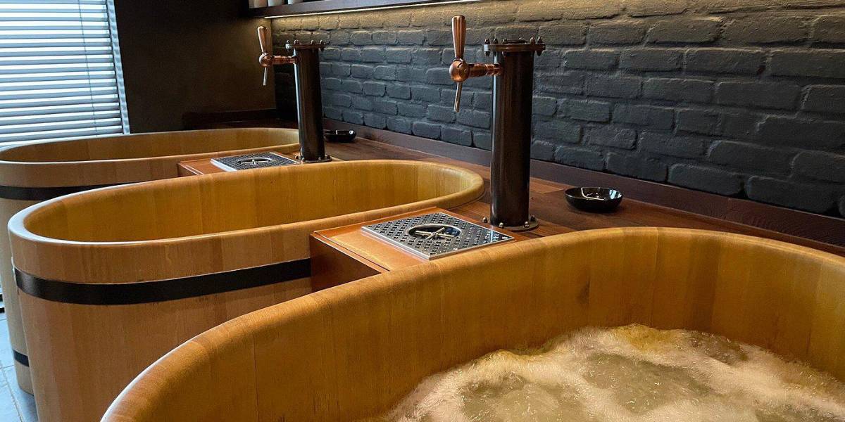 Qué dice la ciencia de los baños de cerveza, la insólita moda para promover el bienestar personal